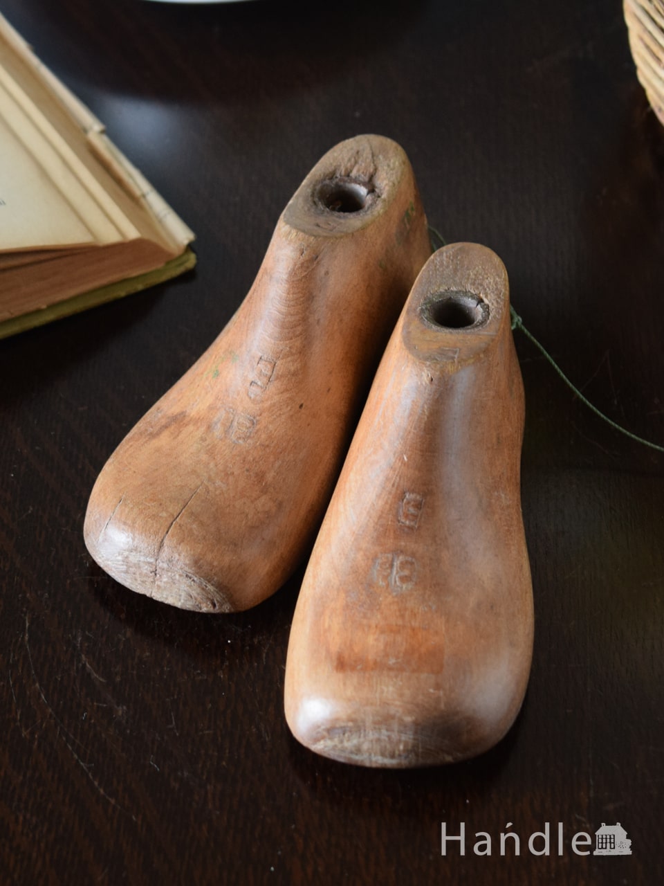 イギリスで見つけた木製のアンティーク雑貨、子ども用の小さな木靴型 (m-5615-z)