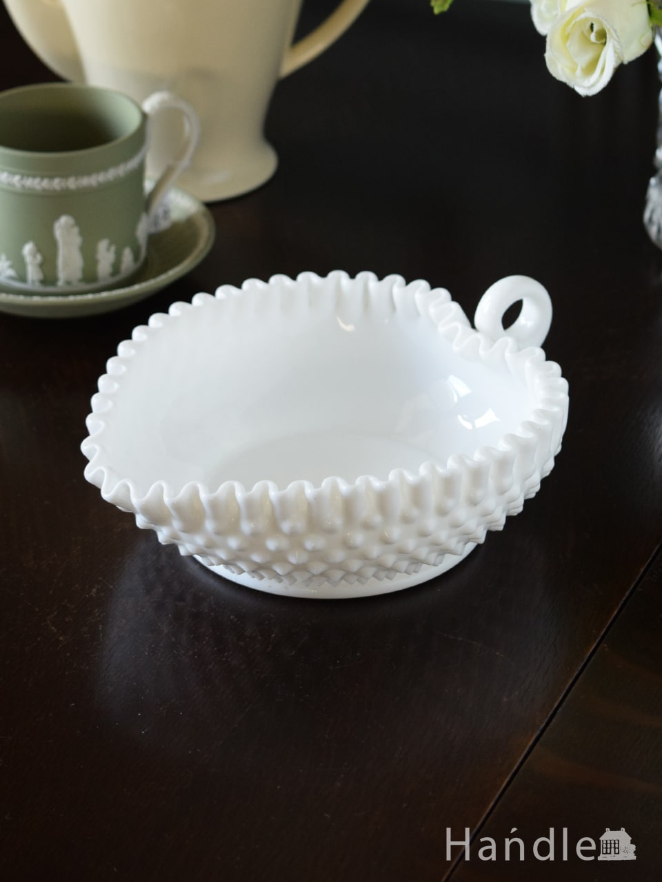 真っ白なアンティークミルクガラスの食器、葉っぱの形が可愛い持ち手付きのボウル (m-5907-z)