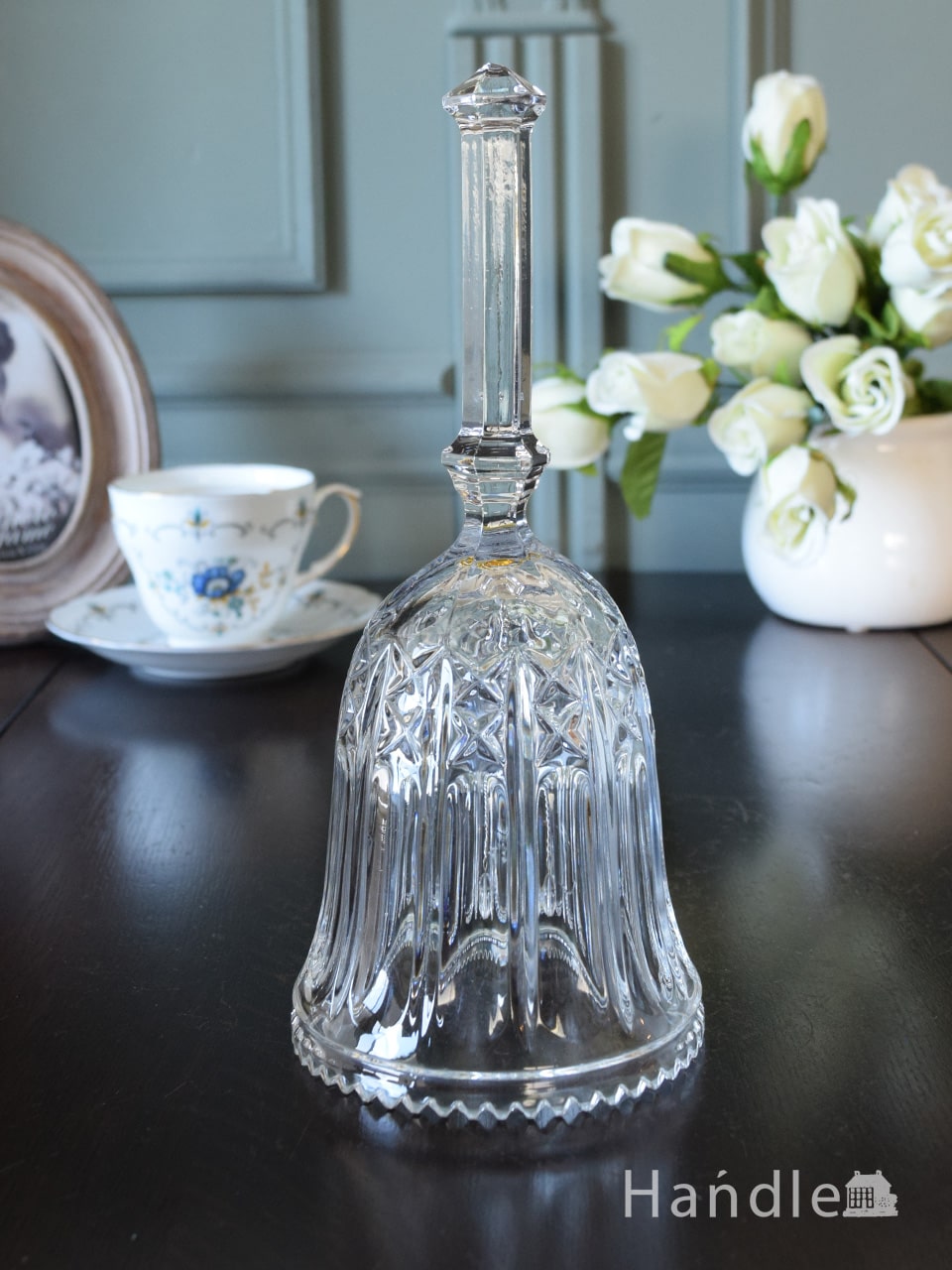 イギリスのアンティークガラス雑貨、輝きがキレイなプレスドグラスのベル (pg-7700)