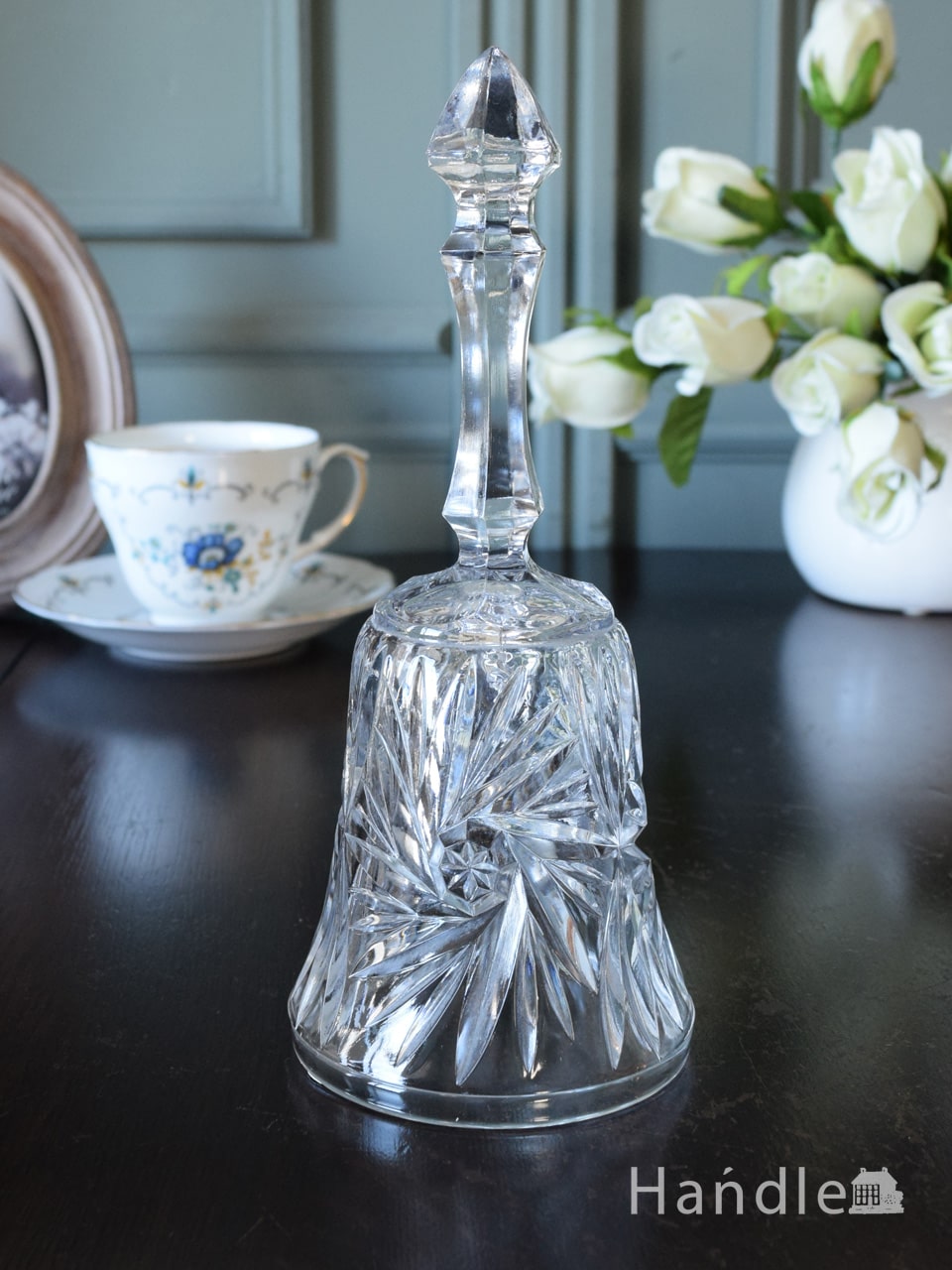 アンティークのガラス雑貨、お花がパッと咲いたデザインのプレスドグラスのベル (pg-7706)