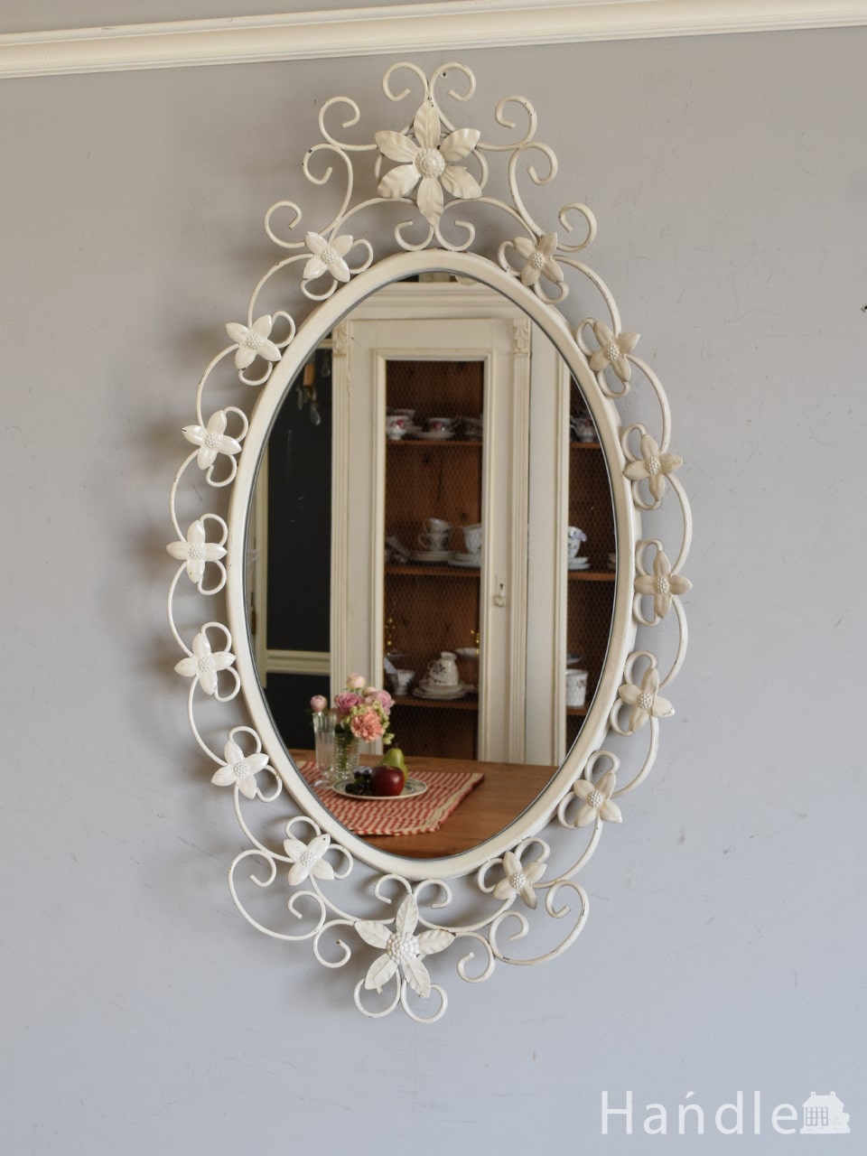 アンティークのおしゃれな壁掛けミラー、お花のモチーフが可愛い白いオーバル型の鏡 (m-6819-z)
