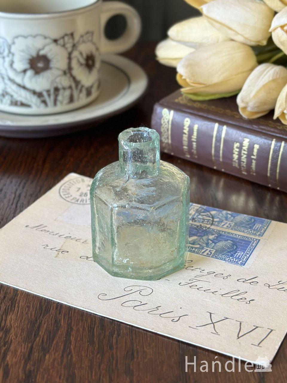 英国アンティークのおしゃれな瓶、ぬくもりが感じられるアンティークガラスのインクボトル (k-5586-z)