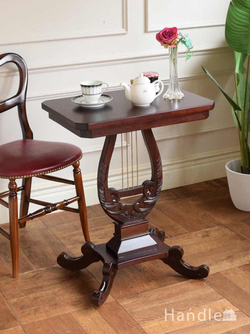アンティーク風のおしゃれなテーブル、マホガニー材のサイドテーブル (y-468-f)