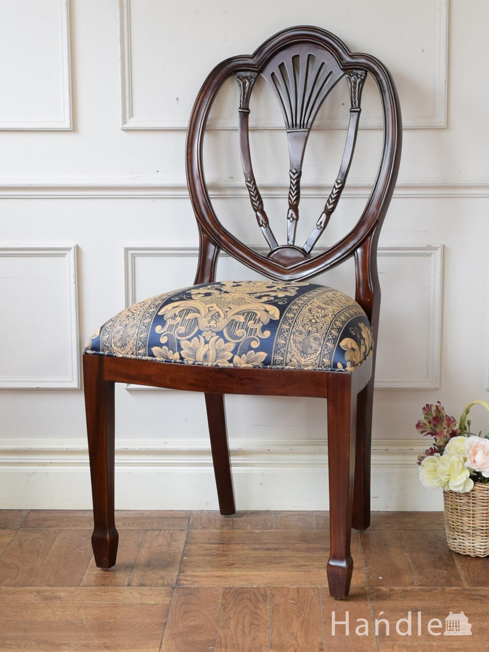 アンティーク風のおしゃれな椅子、背もたれの装飾が美しいヘップルホワイトチェア (y-231-c)