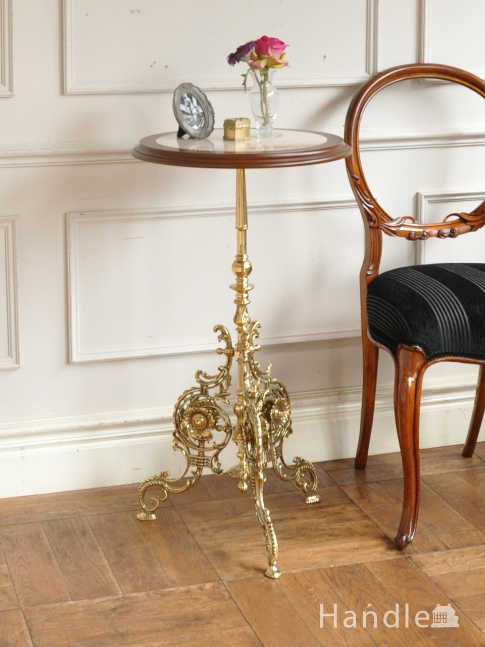 イタリアから届いたアンティーク調の家具、真鍮製の美しい足がおしゃれなサイドテーブル (y-489-f)