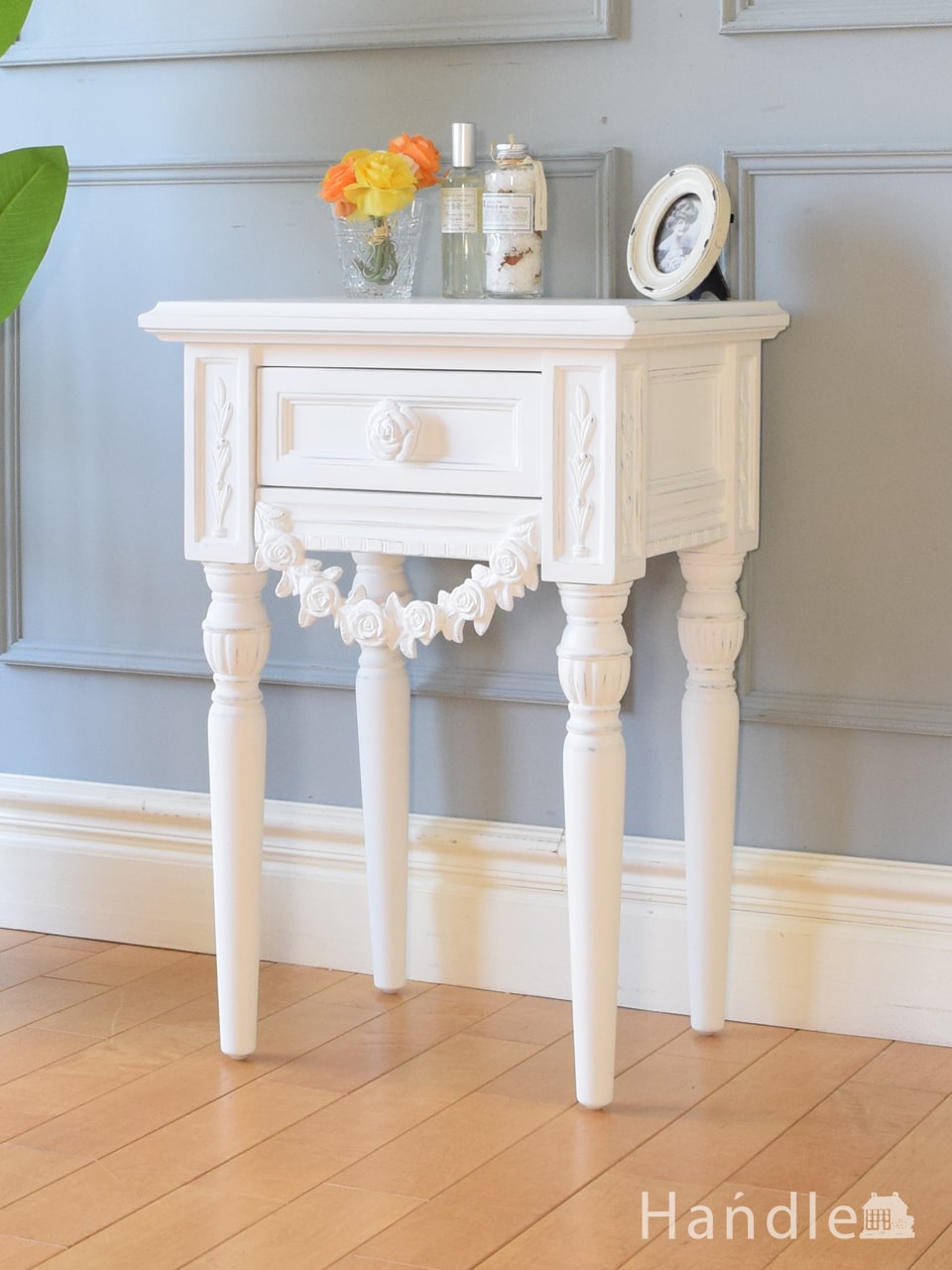 シャビーシックな雰囲気のフランスアンティーク調家具、バラの装飾が可愛いサイドチェスト (y-526-f)