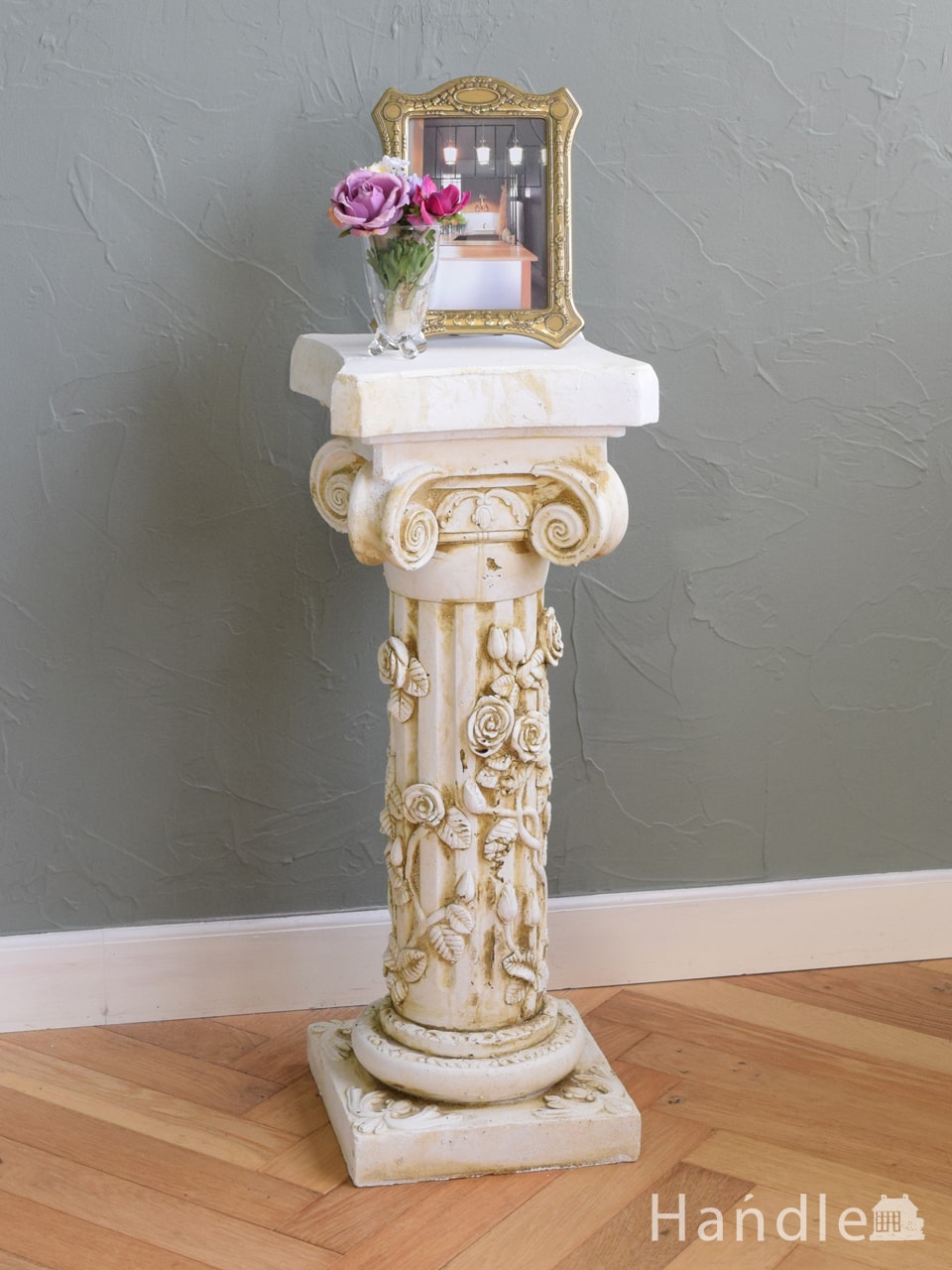 ヨーロッパ調のおしゃれな花台、バラの装飾が美しいアンティーク風のプランツスタンド (n21-050)