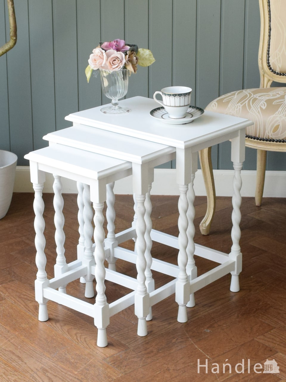 白いペイントのおしゃれなテーブル、ツイスト足のネストテーブル (y-563-f)