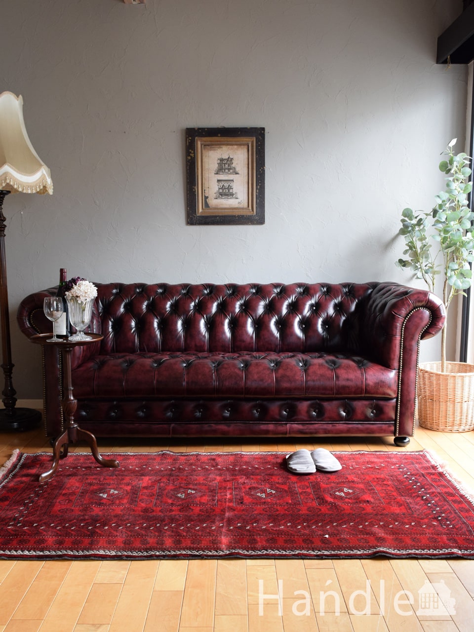 英国アンティーク調の3人掛けのソファ、赤い革張りがカッコいいチェスターフィールド（RD) (y-570-c)