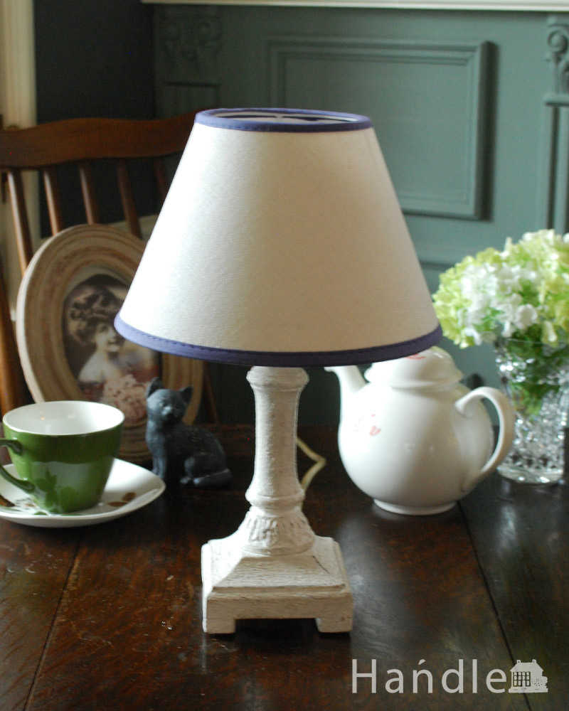ブルーのラインが爽やかな、白いテーブルランプ(E17シャンデリア球付)（Mini Wooden Lamp Chapiteau） (cf-1030)
