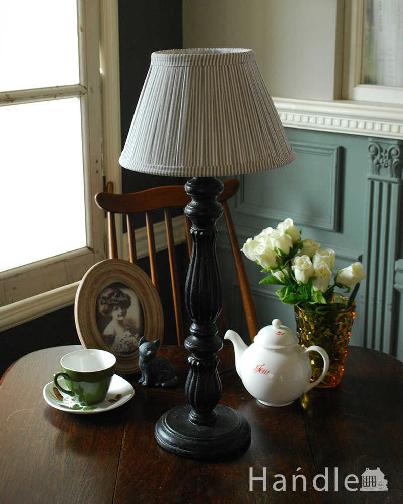 ブラックのスタンドがカッコよく空間を引き締めるテーブルランプ(E26球付)（Wooden Lamp Melusine Small Size） (cf-1034)
