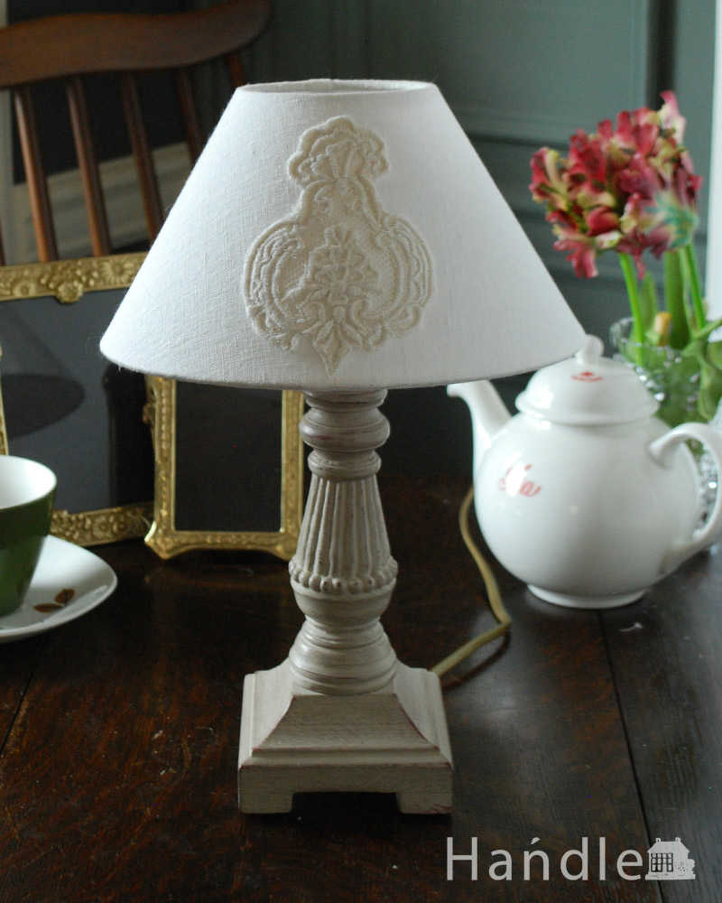 アイボリーのシェード×シックなスタンドを合わせたテーブルランプ(E17シャンデリア球付)（Mini Wooden Lamp Perle） (cf-1041)