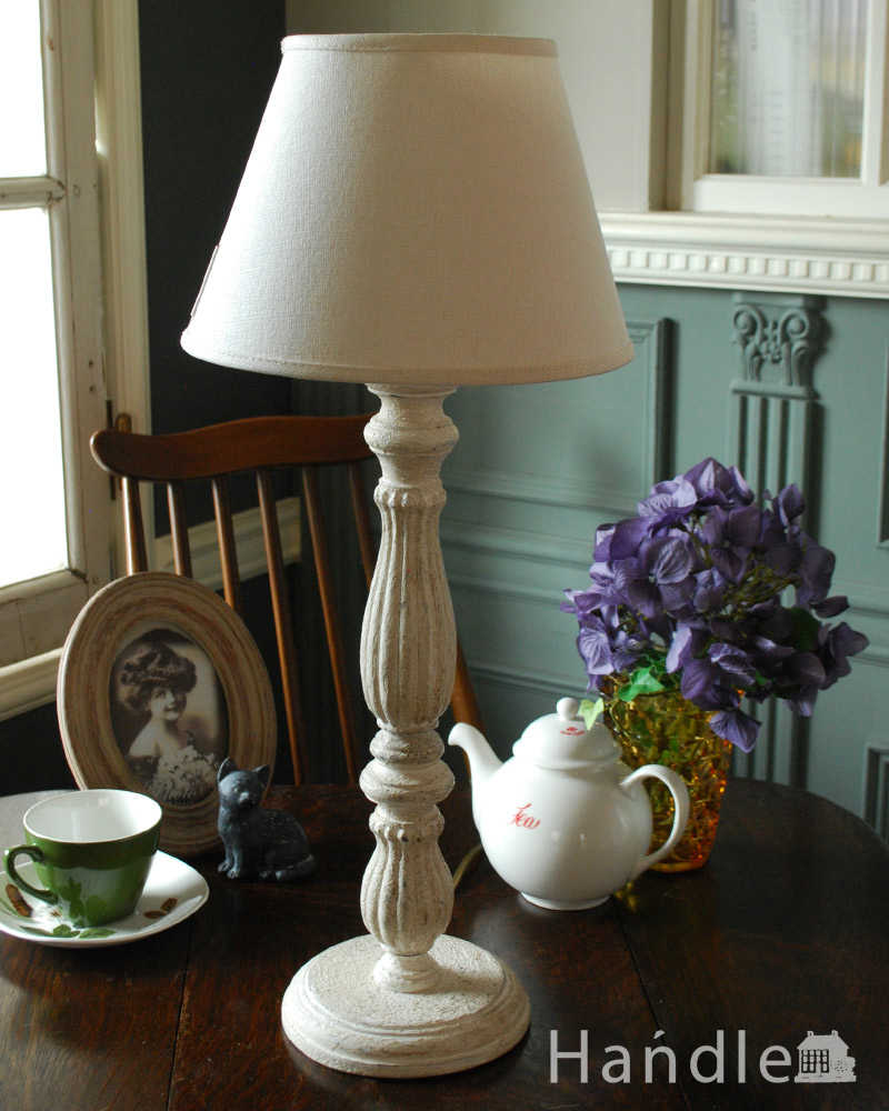 ベージュのシェード×シックなスタンドを合わせたテーブルランプ（Wooden Lamp Melusine Small Size） (cf-1108)