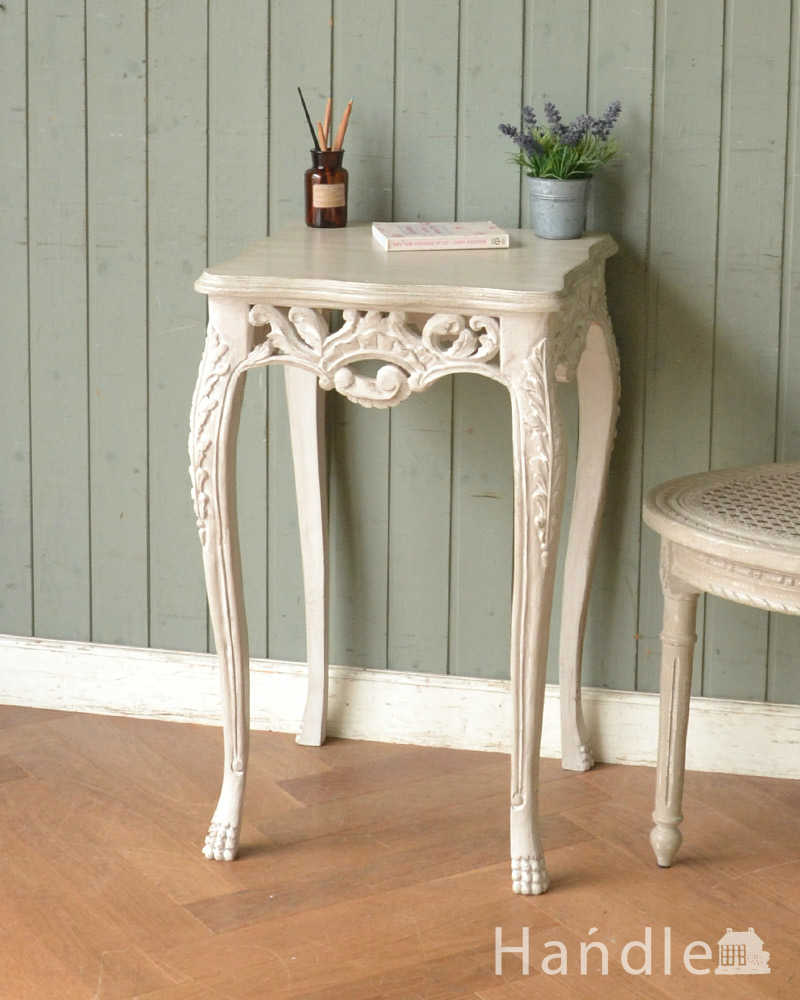 フランスらしい彫の美しさにうっとり…ホワイトペイントのサイドテーブル（Pedestal Table Gazelle） (cff-1011)