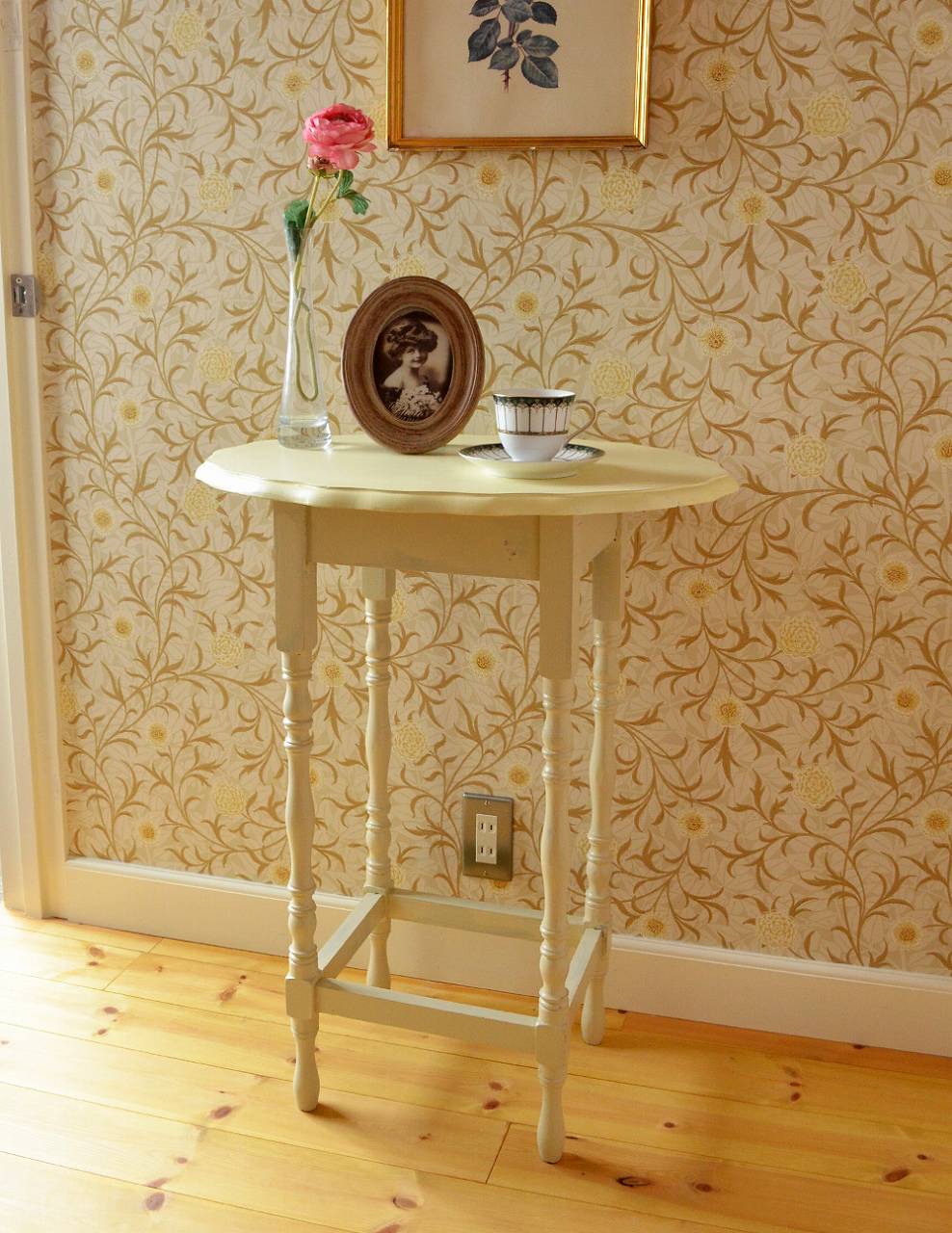 可愛らしいアンティーク家具、ホワイト色のオケージョナルテーブル (d-1030-f)