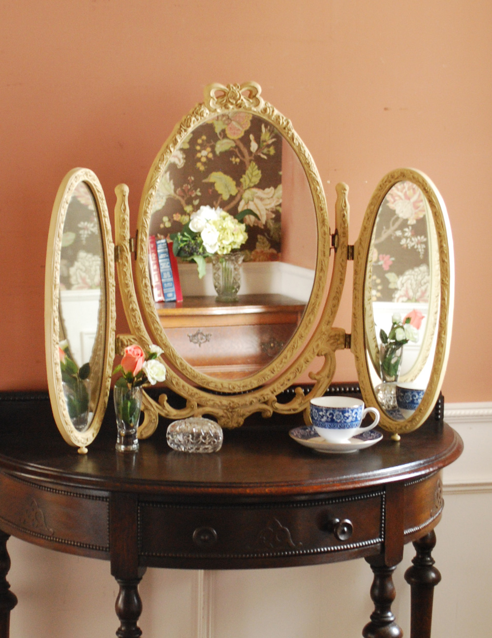 リボン＆ローズが付いた華やかなアンティーク スタンドミラー（三面鏡） (d-1414-z)
