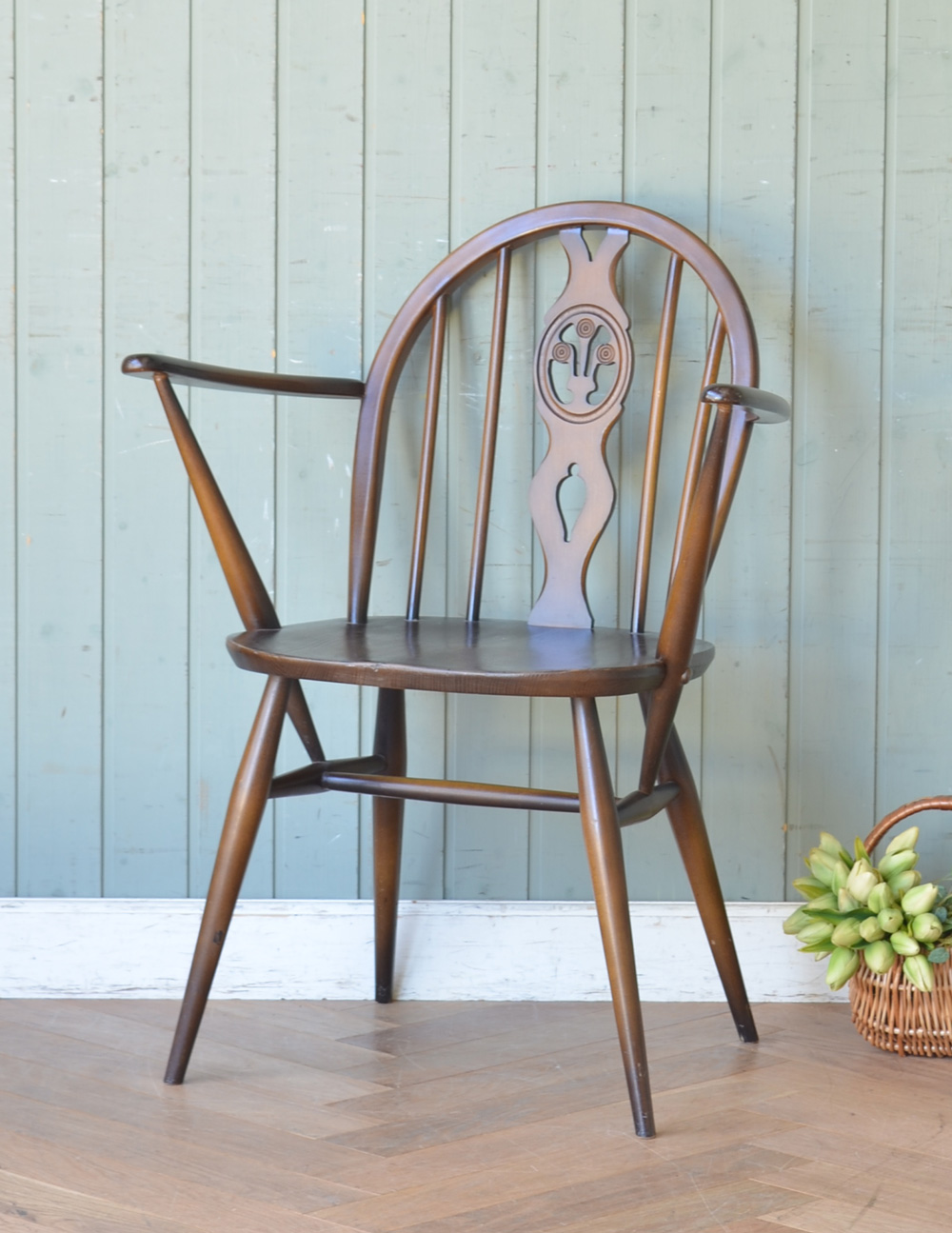 北欧スタイルのヴィンテージ椅子、ホイールバックアームチェア (ear-18a-c)