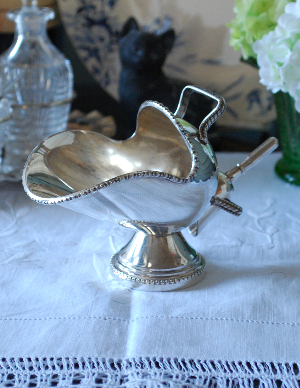 英国の銀食器、お花の彫りが美しいアンティークシルバーのシュガースカットル＆スクープ（シュガーポットセット） (h-154-z)