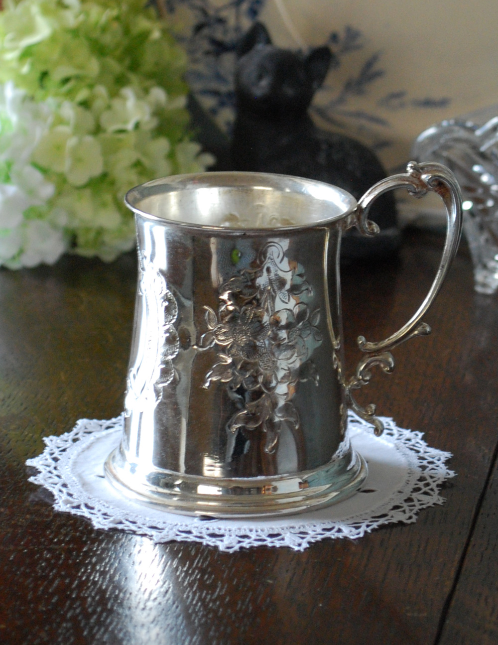 英国の銀雑貨、お花の装飾が美しいマグカップ（アンティークシルバー） (h-194-z)