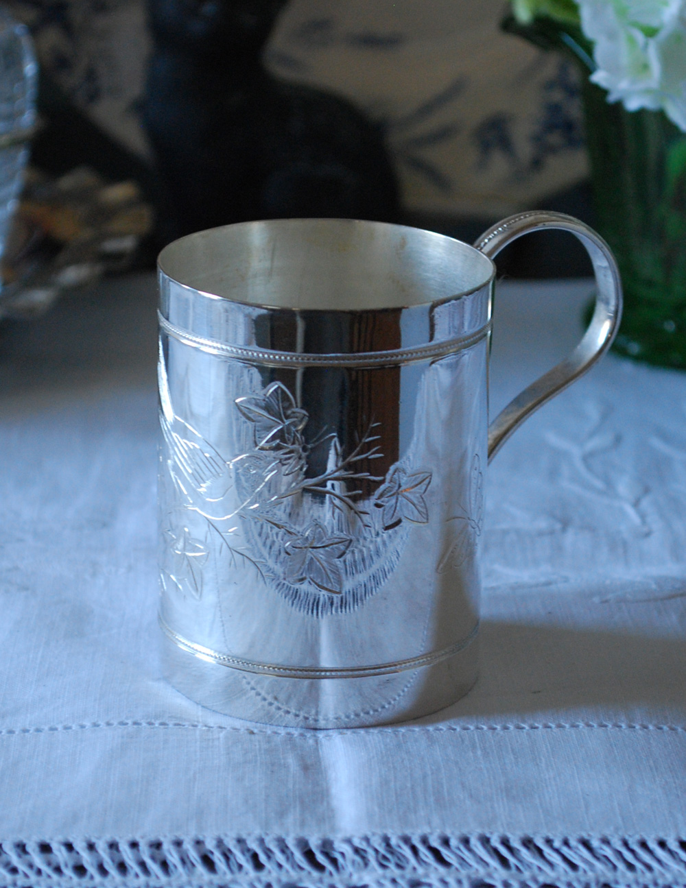 英国の銀雑貨、リーフがデザインされたマグカップ（アンティークシルバー） (h-202-z)