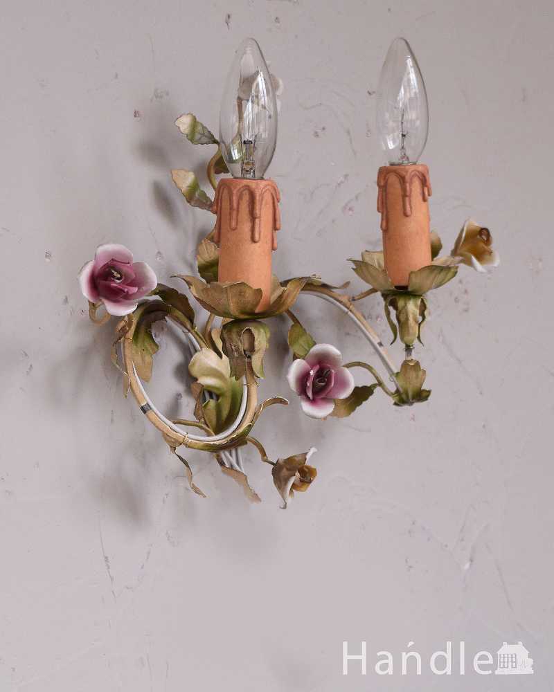 お花の装飾が付いたフランス輸入のアンティークシャンデリア（Ｅ17シャンデリア球付） (h-372-z)