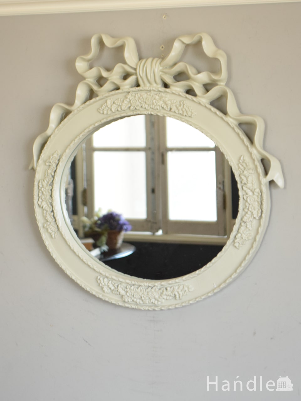 アンティーク調のおしゃれな鏡、大きなリボン付きのウォールミラー  (n8-107)