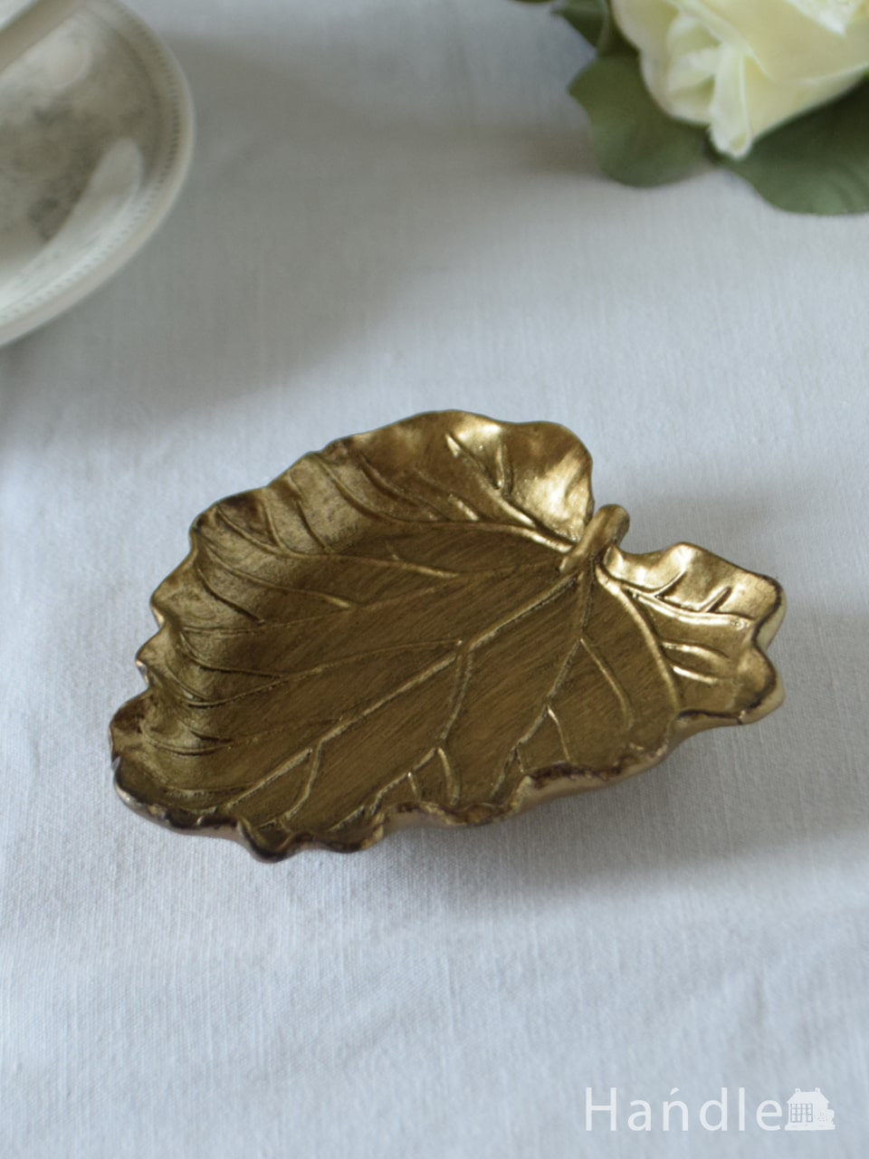 アンティーク調のおしゃれな雑貨、葉っぱの形のゴールドのアクセサリートレイ (n12-455)