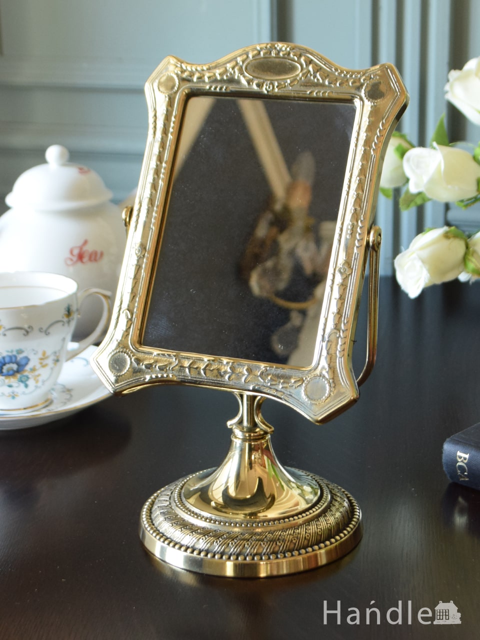 イタリアから届いたおしゃれな鏡、真鍮製の装飾が豪華なスタンドミラー (n8-117)