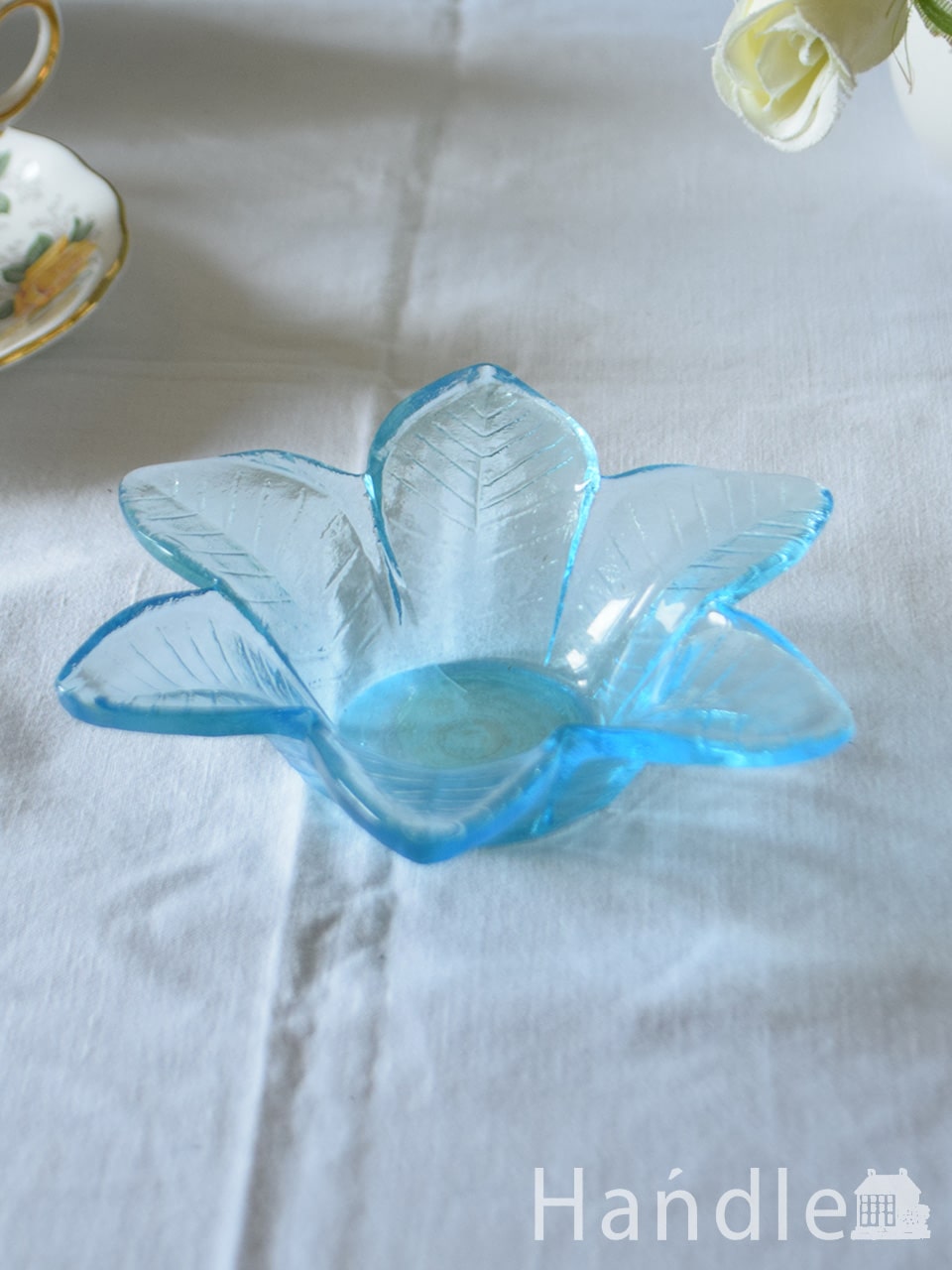 おしゃれなインテリア雑貨、お花の形が可愛いガラスのキャンドルホルダー (n12-476)