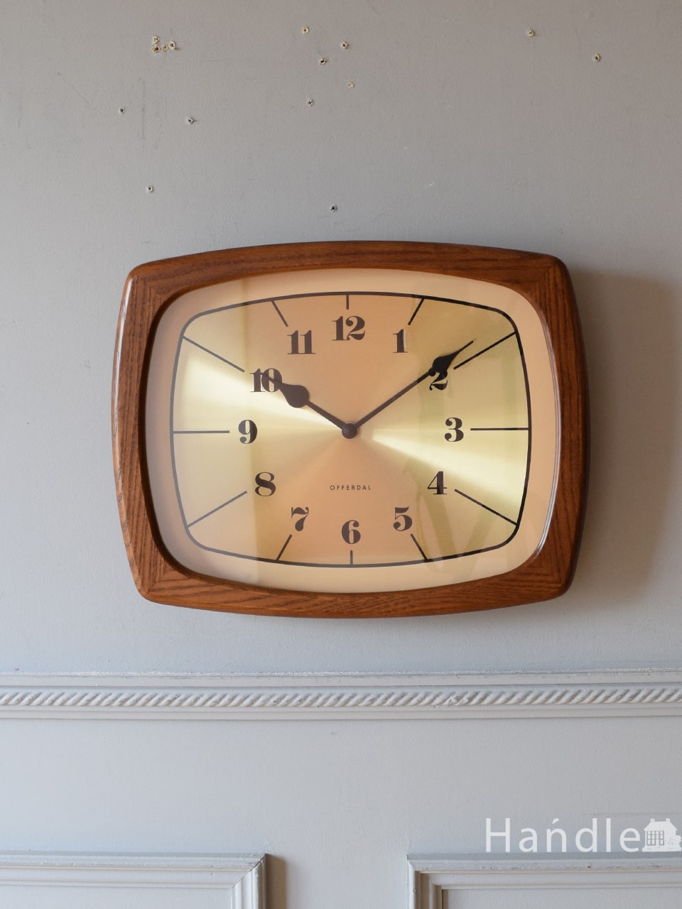 ビンテージ調のおしゃれな壁掛け時計、木製フレームのウォールクロック (n22-024)