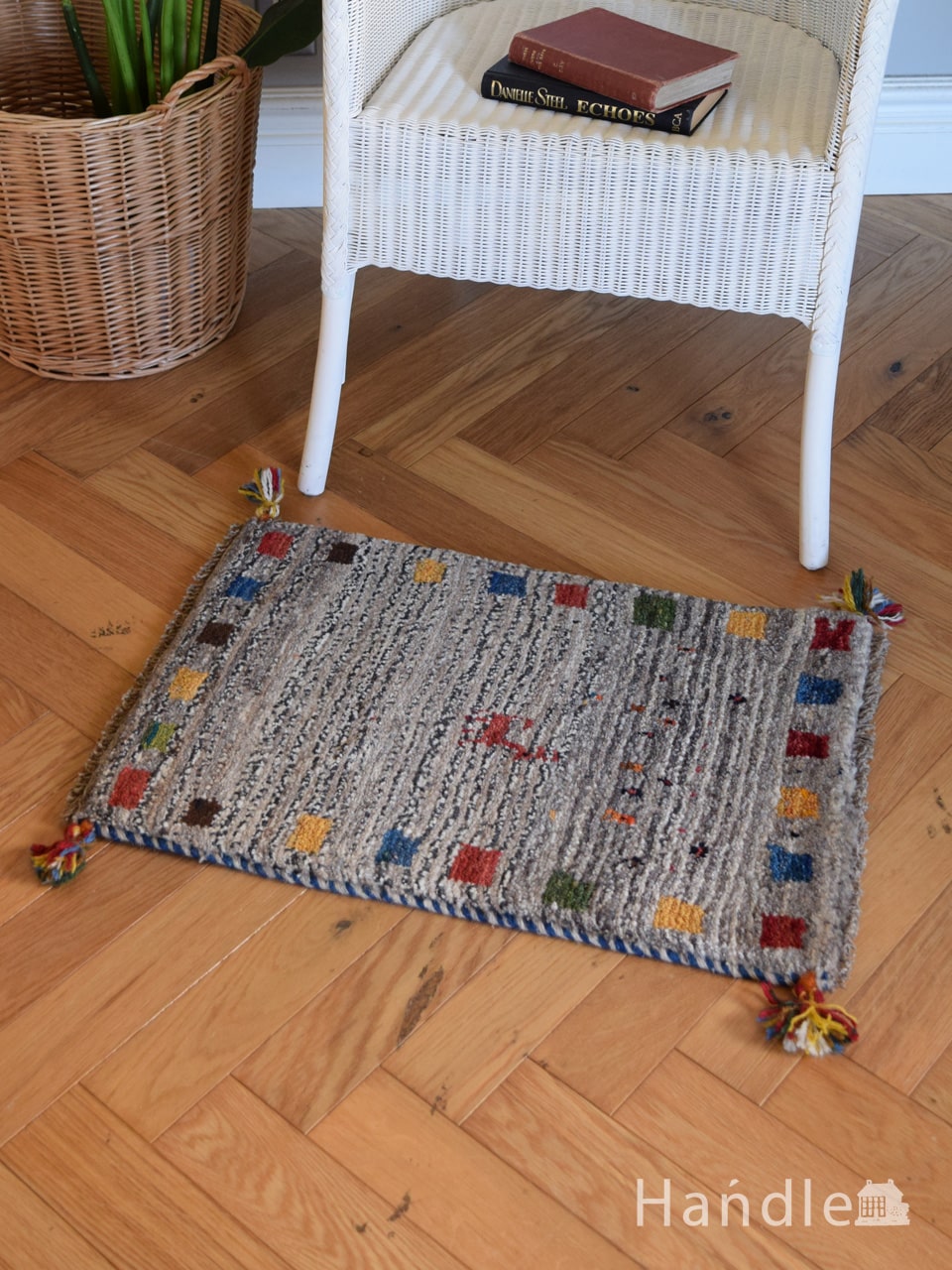 おしゃれな模様のギャッベ、落ち着いた色がベースの気軽に使える草木染絨毯 (m-6426-z)
