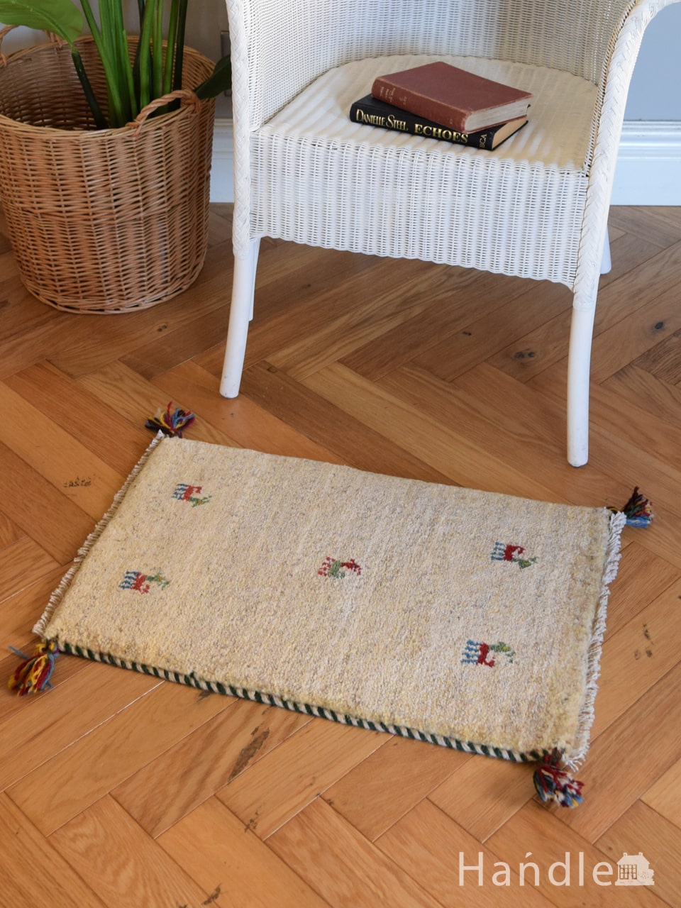 レクタングル型のおしゃれなギャッベ、どこにでも合わせやすいクリーム色の草木染絨毯 (m-6407-z)