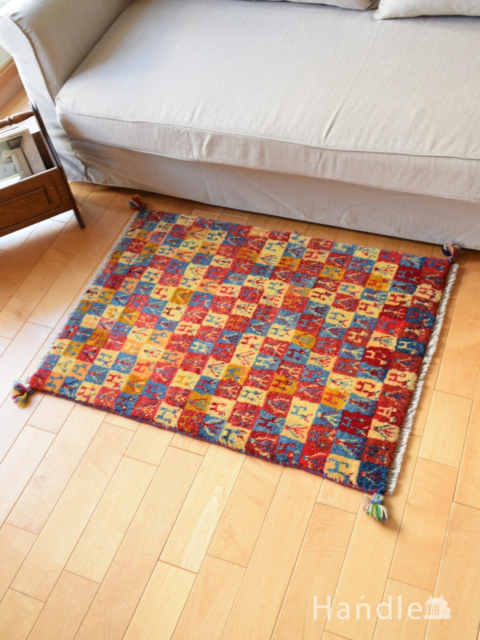 いろんな色を集めたカラフルな模様がおしゃれなギャッベ、気軽に使える草木染めの絨毯 (m-6463-z)