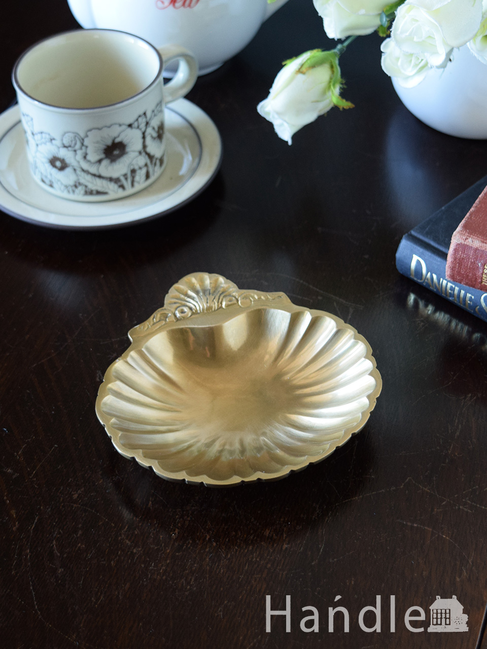 アンティーク調のおしゃれなトレイ、貝殻のモチーフが優雅な真鍮製の小物入れ (n21-042)