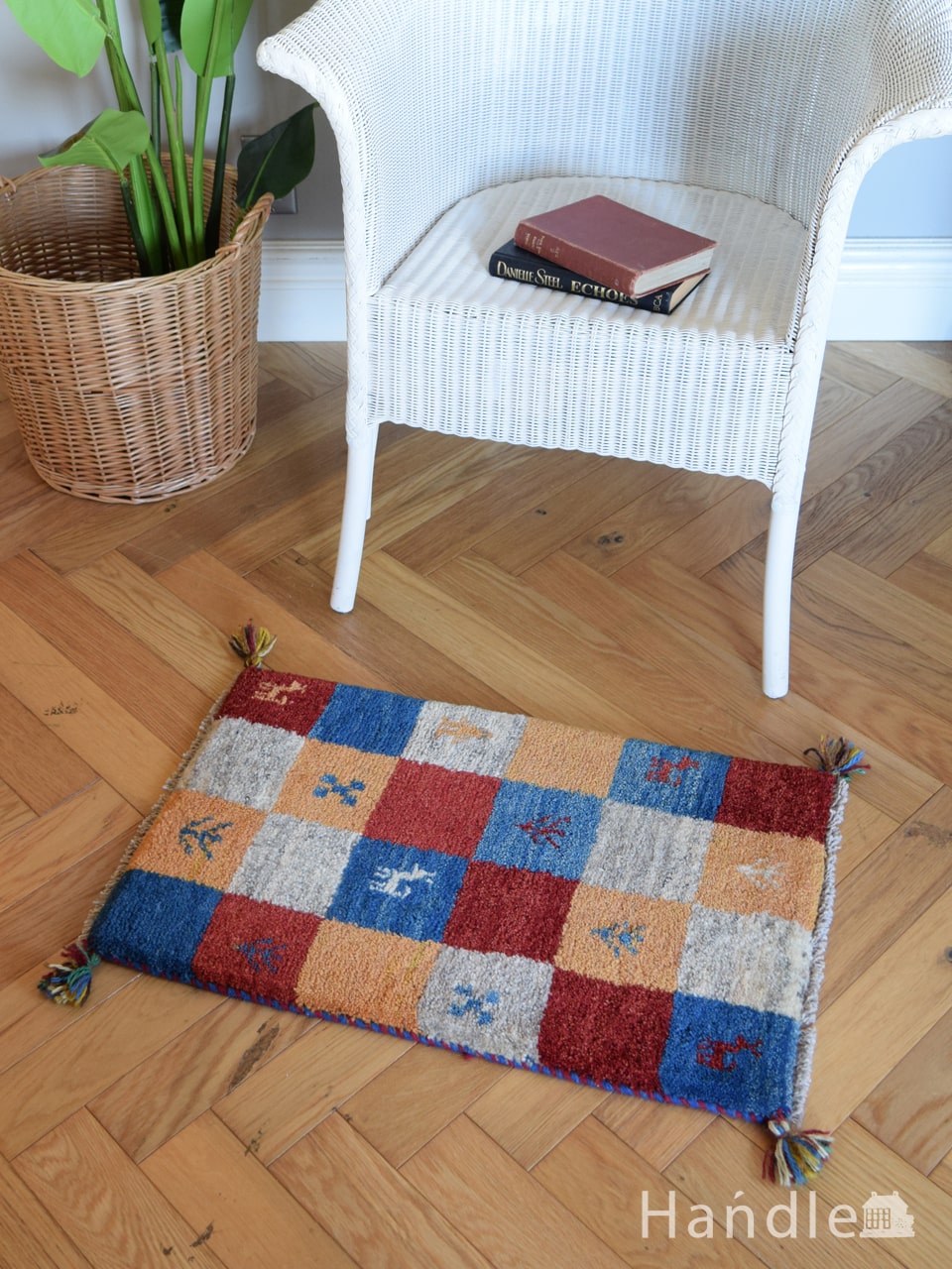 カラフルな色使いがおしゃれなギャッベ、市松模様が可愛いコンパクトサイズの草木染絨毯 (m-6447-z)