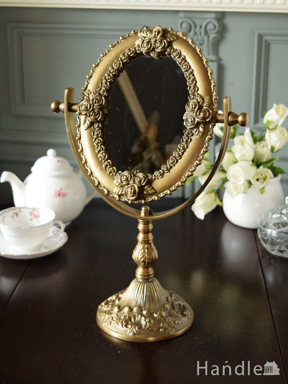 アンティーク調のおしゃれな鏡、華やかなバラの装飾が素敵な真鍮製のスタンドミラー（ゴールド） (n21-035)