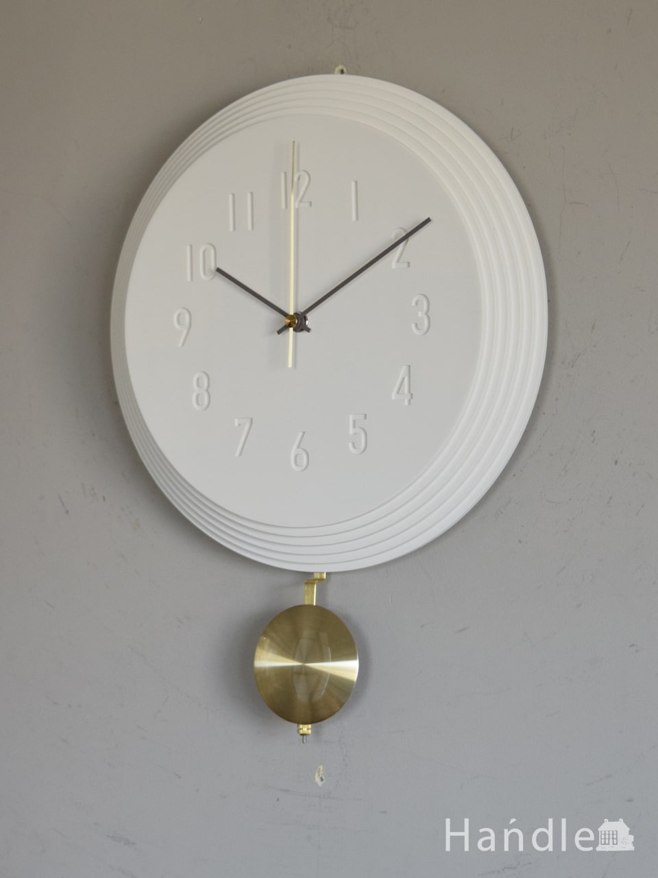 ビンテージ調の壁掛け時計、ゴールド色の振り子がおしゃれな白いウォールクロック (n22-097)