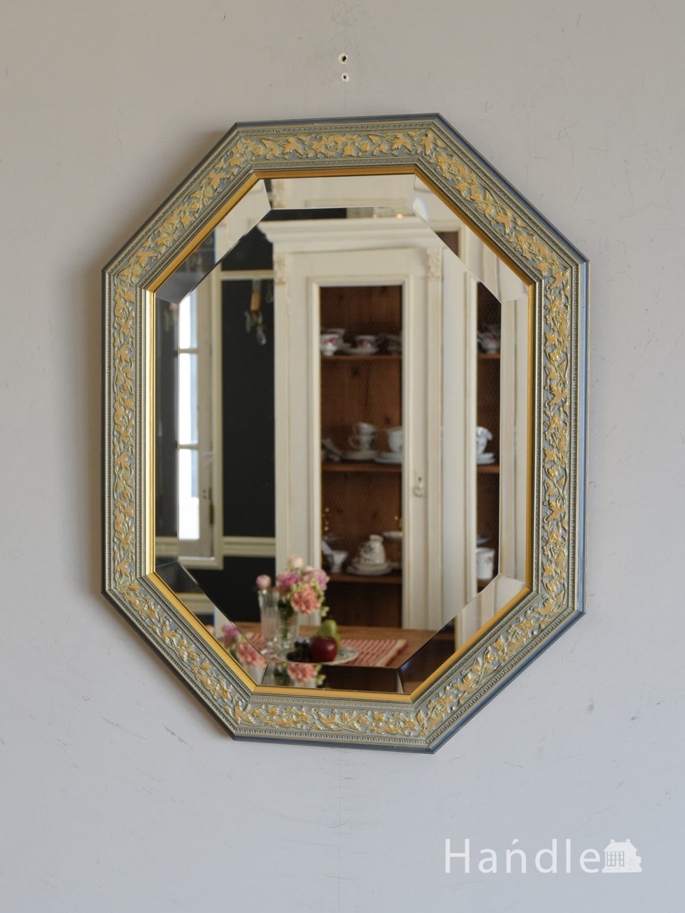 イタリア生まれのおしゃれなウォールミラー、ブルー×ゴールド色の木枠の壁かけ鏡 (n21-055)