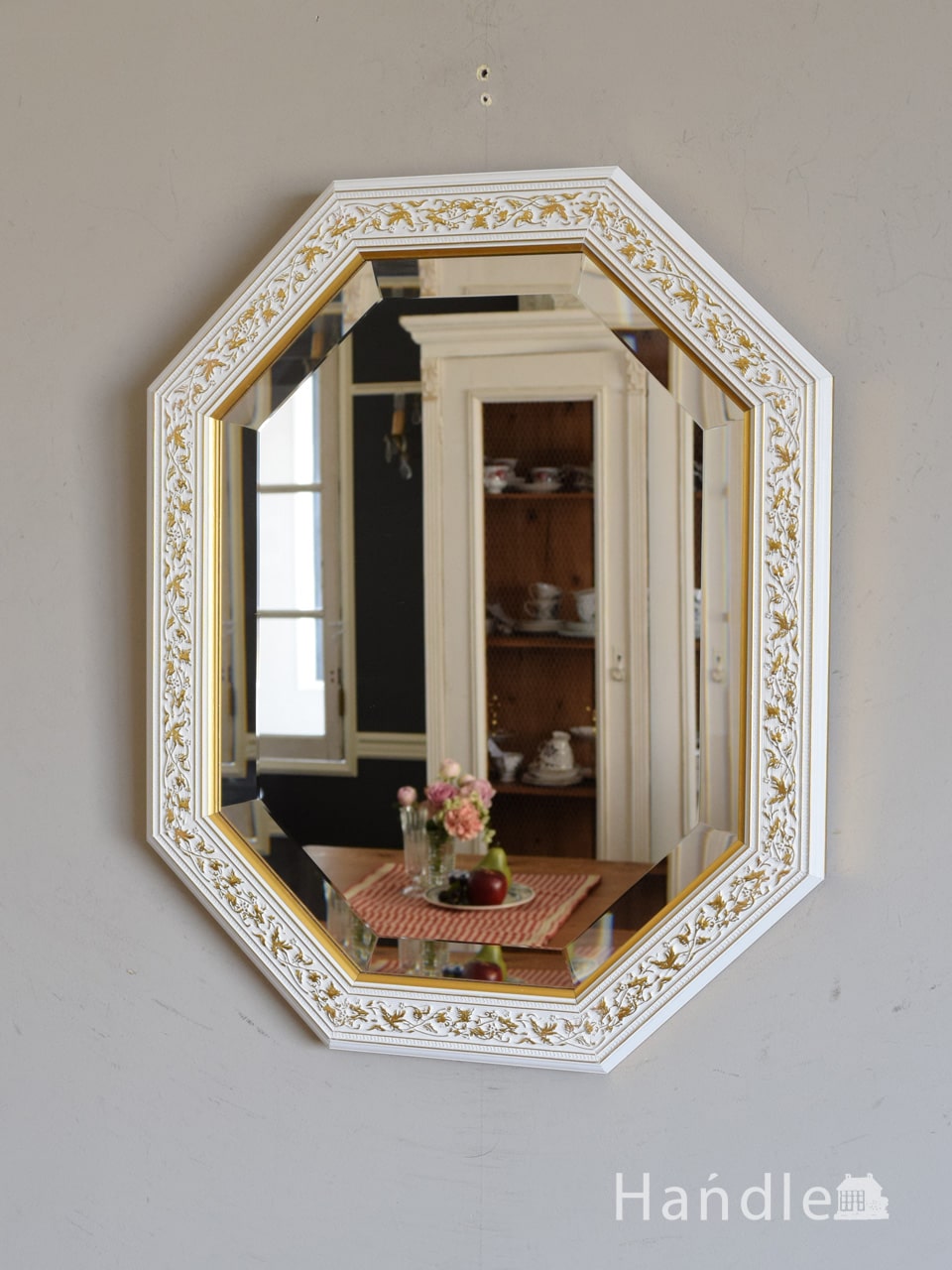 イタリアから届いたおしゃれな壁掛け鏡、枠の装飾が豪華な白いウォールミラー（ホワイト） (n21-056)