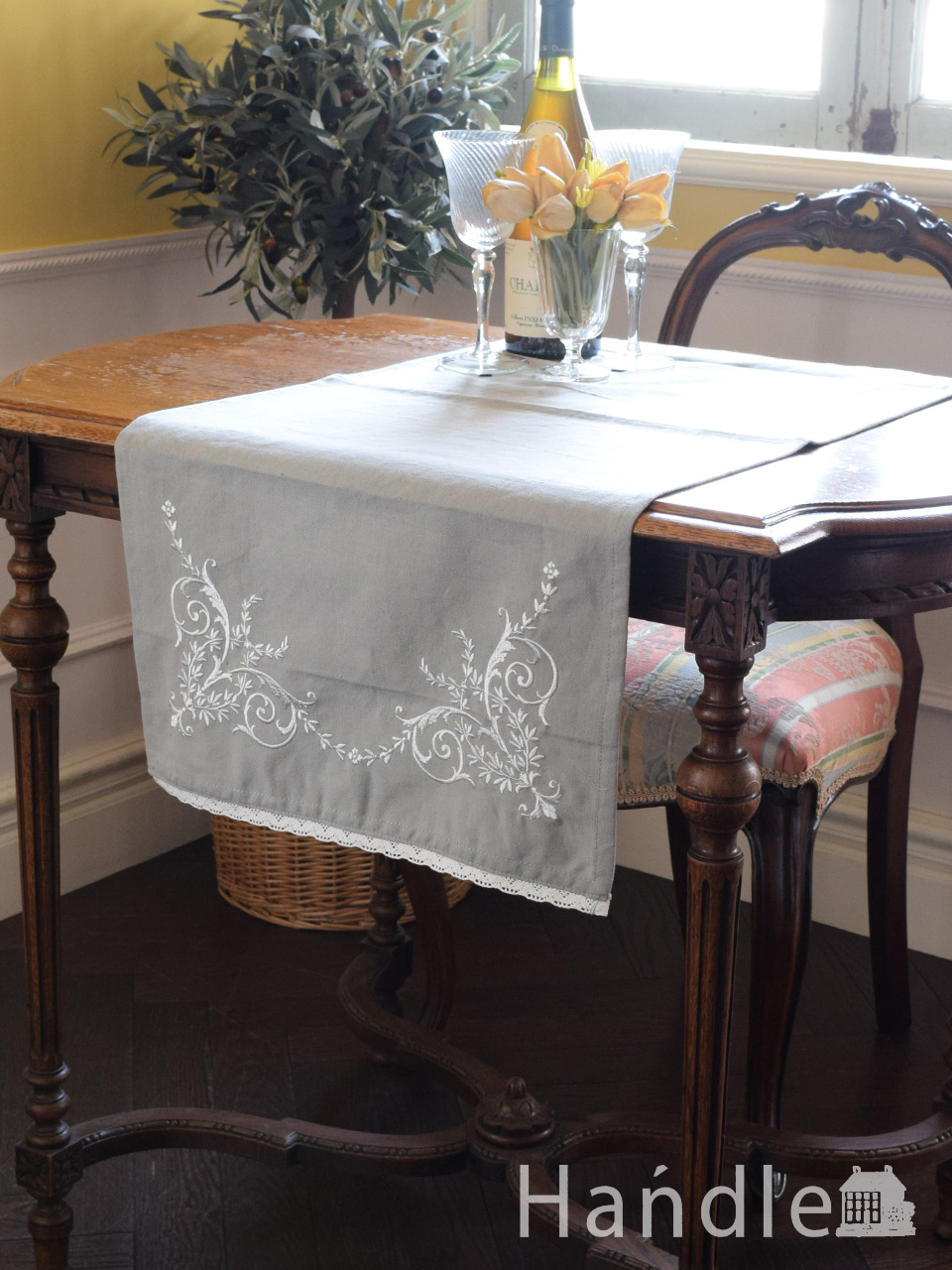 フランス風のおしゃれなダイニングインテリア、エレガントな刺繍が施されたテーブルランナー SKY（40×100㎝） (n21-012)