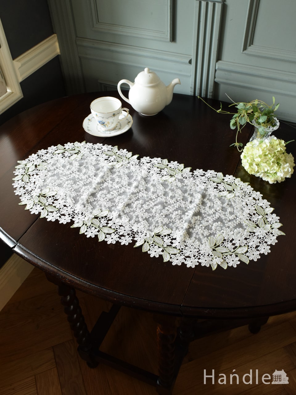 フレンチアンティーク調のテーブルランナー、手刺繍風のお花のレースが華やかなテーブルセンター30x70 (n20-142)