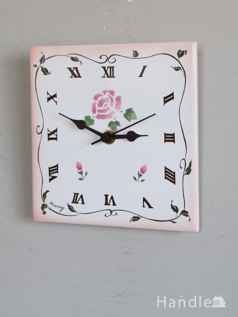 薔薇の花が描かれたおしゃれな壁掛け時計、レトロ文字盤のウォールクロック（スクエア・ローズ） (n23-021)