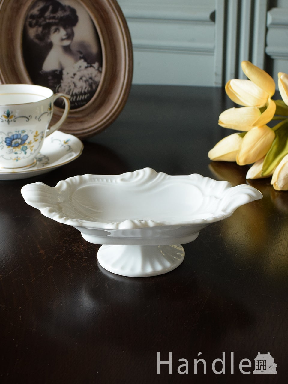 おしゃれな白いコンポート皿、アンティーク調の装飾が美しい足付きの食器 (n23-012)