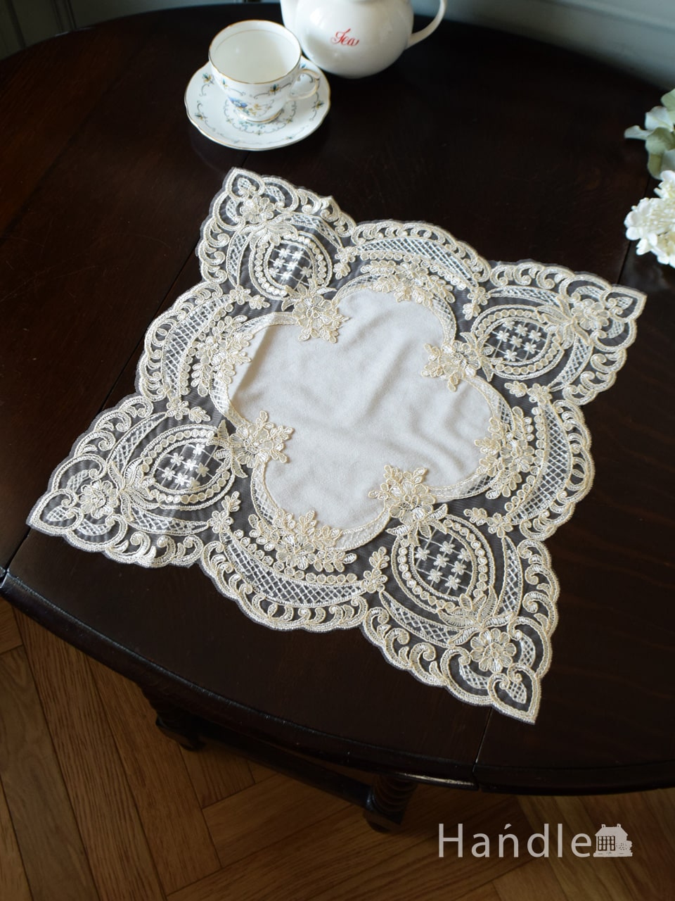 フレンチアンティーク風の美しいテーブルレース、華やかな刺繍の入ったドイリー40×40cm (n20-216)