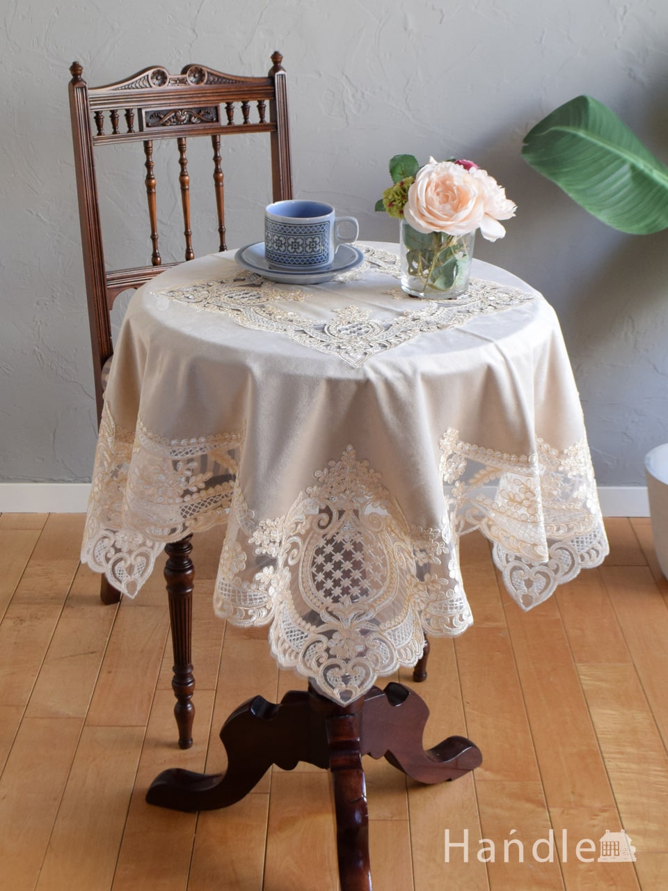 フランスアンティーク風のおしゃれなテーブルクロス、華やかな刺繍の入ったテーブルマット85×85 (n20-218)