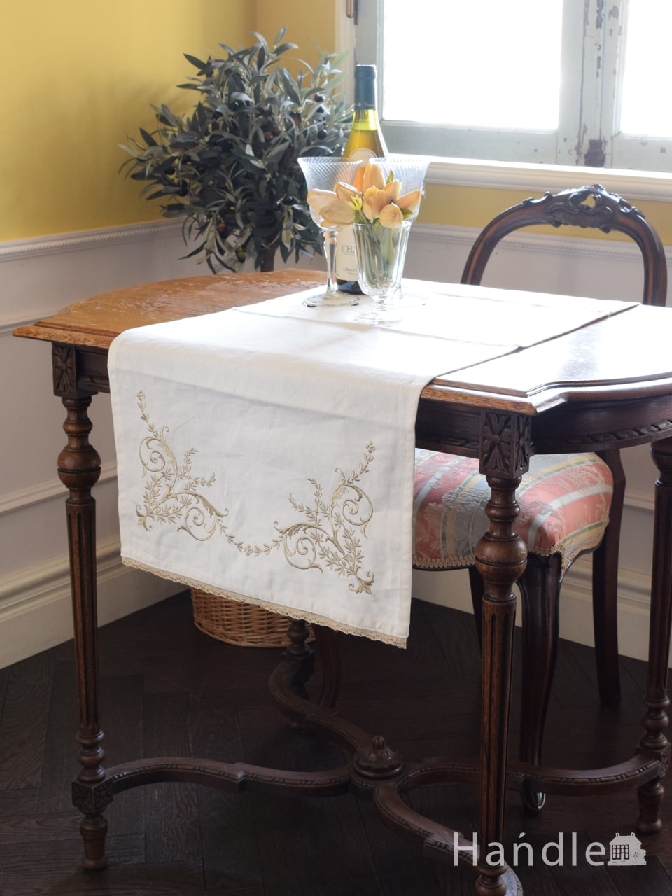 フランス風のおしゃれなダイニングインテリア、エレガントな刺繍が施されたテーブルランナー WH（40×100㎝）  (n21-014)