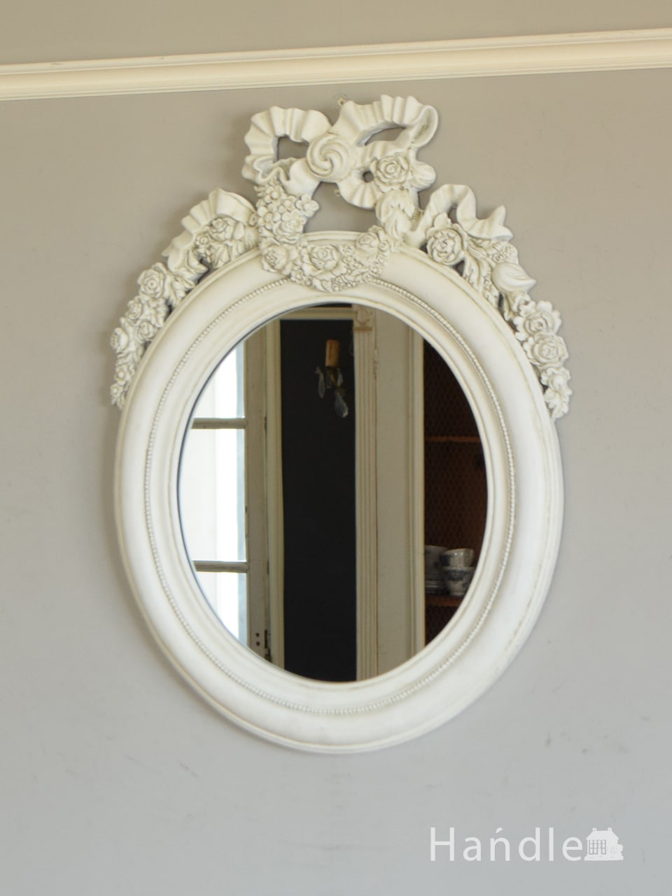アンティーク調のおしゃれな鏡、大きなリボン付きのウォールミラー  (n21-059)