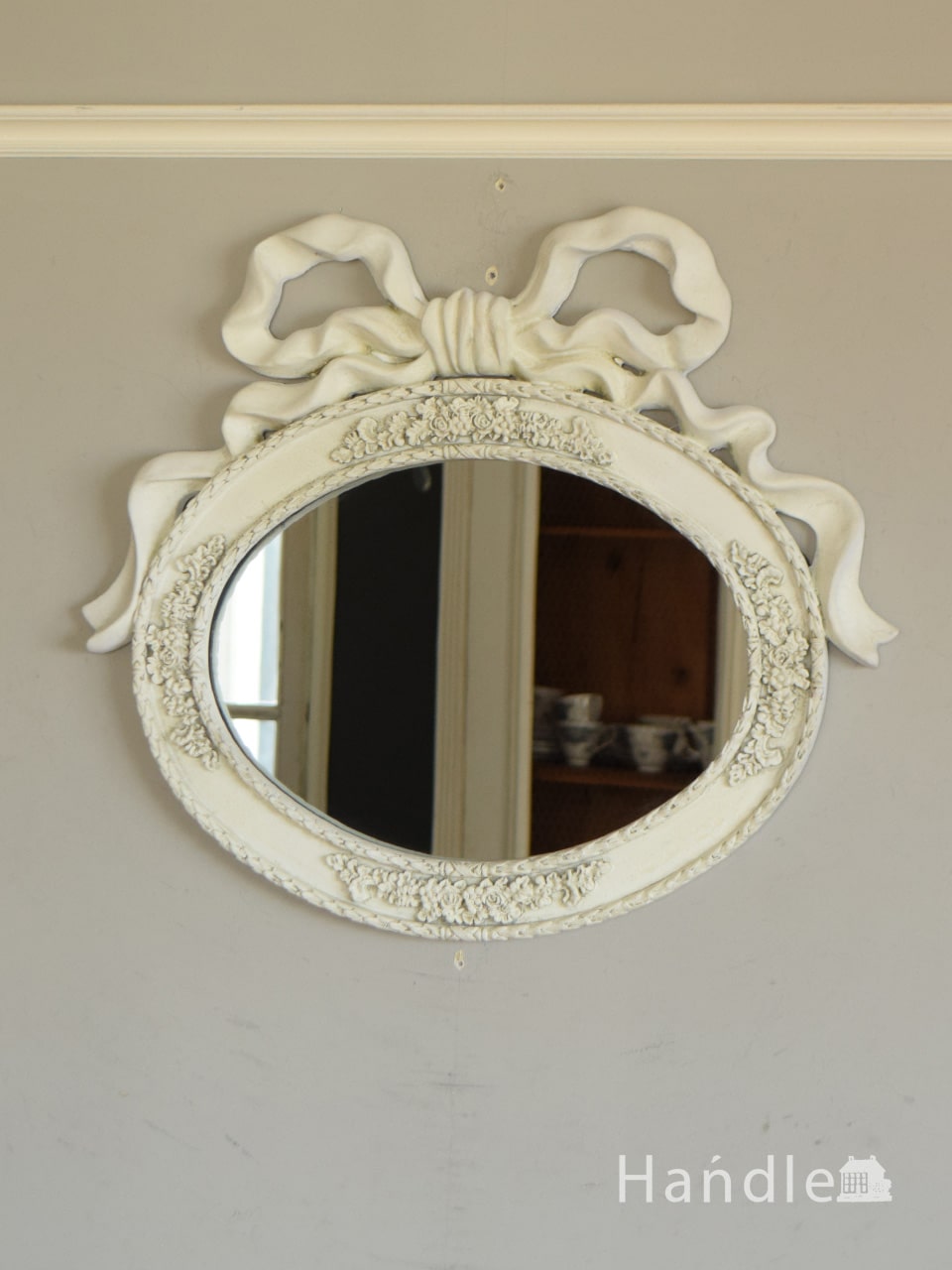 アンティーク調のおしゃれな鏡、大きなリボン付きのウォールミラー  (n21-060)