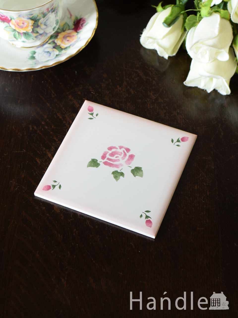 薔薇の花が描かれたおしゃれなタイル、レトロデザインの陶磁器（11㎝） (n23-013)