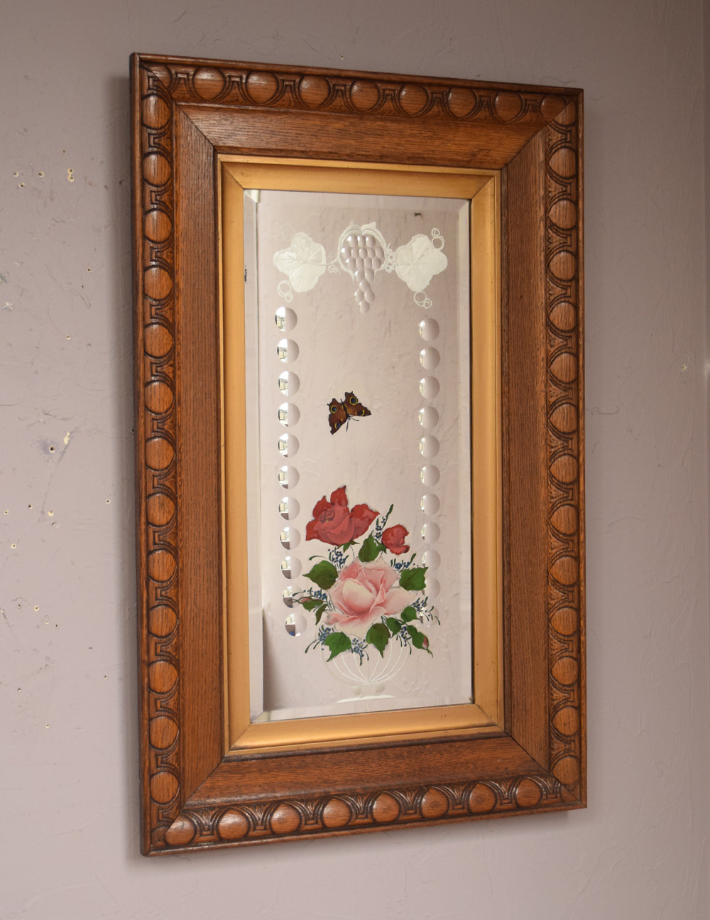 アンティークの木製鏡、オーク材×薔薇と蝶が美しいデザインの壁掛けミラー (j-119-z)